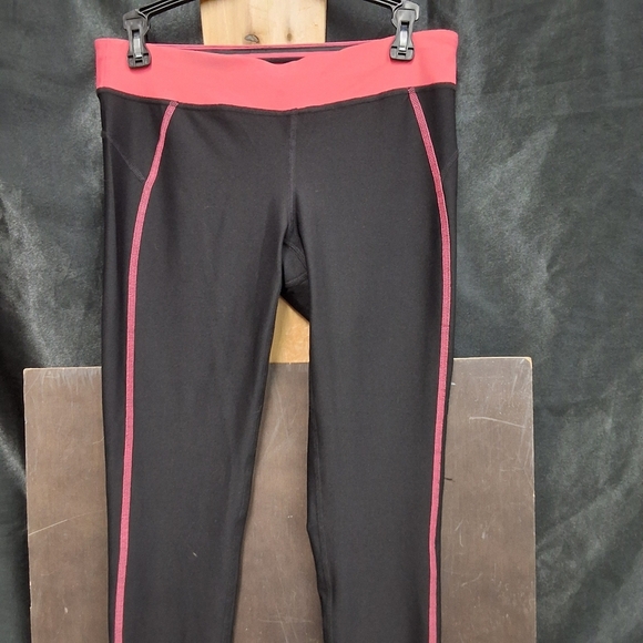 Xersion Fitted Activewear leggings - Black and Pink - Picture 12 of 16